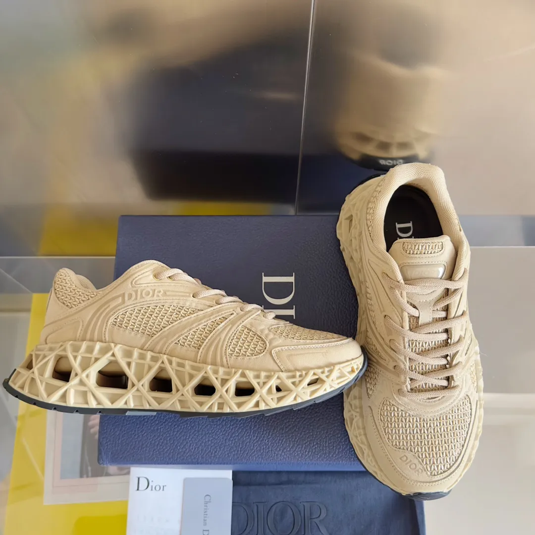 【DIOR】P:800💰 Men's 39-44. (Male 45.46 custom-made) Dior kawa Dior joint 2025ss casual sports shoes‼ ️ Reinterpret running shoes with dior’s haute couture style. b35 is made of fine-textured leather and mesh fabric materials. It can be worn in all seasons, is comfortable and breathable, and has many lines on the shoe body to outline details. It has a full retro three-dimensional feel and can create a casual look all year round!